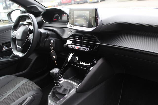 Peugeot 208 1.2 PureTech Allure GT Line/LED/Parkeersensoren rondom/Apple carplay/Airco/Rijstrookcorrectie/DAB+/Draadloze lader/LM velgen/Elektrische spiegels/Elektrische ramen/Privacy glass/Bluetooth