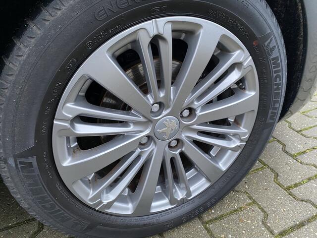 Peugeot 208 1.2 PureTech Allure Trekhaak , Camera , Navigatie , App Connect