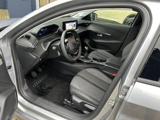 Peugeot 208 1.2 Turbo 100PK Allure | Keyless entry | Navigatie | 360 Graden Camera | Cruise Control | LED Verlichting | Climate Control | Dode Hoek Detectie | Voor + Achter Parkeersensoren | Facelift Model 208 |