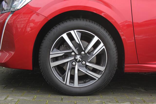 Peugeot 208 1.2 PureTech Allure | incl. 12 maanden garantie | 360 camera | 3D Virtual cockpit | Navigatie | Cruise control | Apple Carplay / Android auto | 16" lichtmetalen velgen | Two tone kleur | Draadloze telefoonlader | Distributieriem is vervangen |