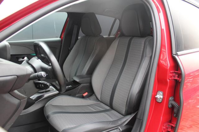 Peugeot 208 1.2 PureTech Allure | incl. 12 maanden garantie | 360 camera | 3D Virtual cockpit | Navigatie | Cruise control | Apple Carplay / Android auto | 16" lichtmetalen velgen | Two tone kleur | Draadloze telefoonlader | Distributieriem is vervangen |
