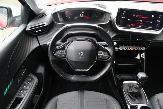 Peugeot 208 1.2 PureTech Allure | incl. 12 maanden garantie | 360 camera | 3D Virtual cockpit | Navigatie | Cruise control | Apple Carplay / Android auto | 16" lichtmetalen velgen | Two tone kleur | Draadloze telefoonlader | Distributieriem is vervangen |