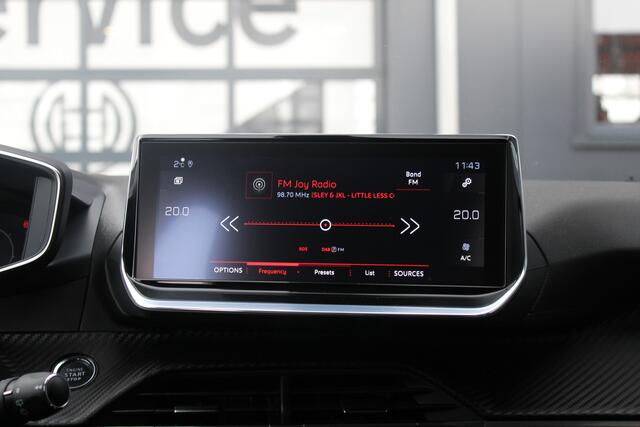 Peugeot 208 1.2 PureTech Allure | incl. 12 maanden garantie | 360 camera | 3D Virtual cockpit | Navigatie | Cruise control | Apple Carplay / Android auto | 16" lichtmetalen velgen | Two tone kleur | Draadloze telefoonlader | Distributieriem is vervangen |