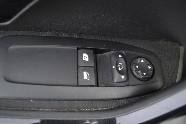 Peugeot 208 1.2 PureTech Signature Airco Cruise Nav Pdc