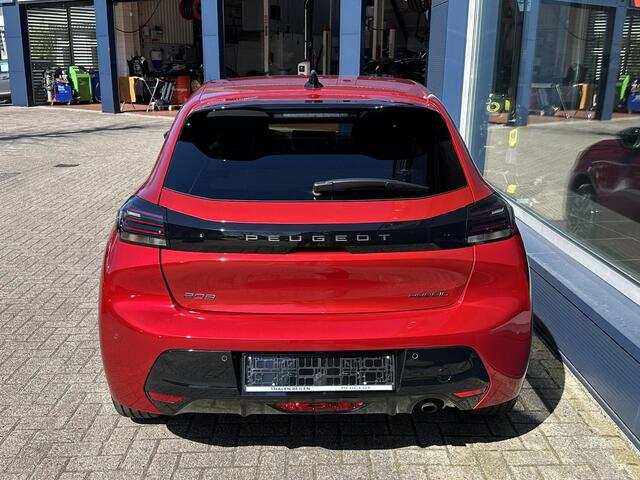 Peugeot 208 1.2 Hybrid 110 PK Allure | 2025 Auto | Hybride Elektrisch rijden met Automaat | Parkeercamera 360 graden | Stoelverwarming | LED Verlichting | Navigatie via Apple Carplay/Android Auto | Lichtmetalen Velgen | Cruise & Climate Control | Dode hoekbewaking |