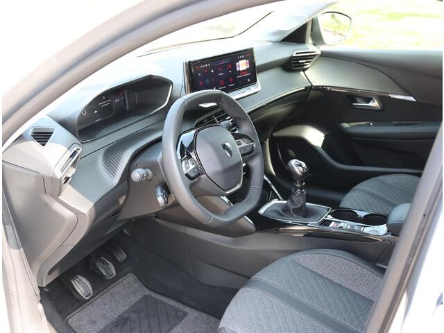 Peugeot 208 1.2 100PK Allure | Navigatie | Parkeersensoren | LED | Lederen Stuurwiel | Climate Control | Cruise Control | 16" LMV | Apple Carplay/Android Auto |