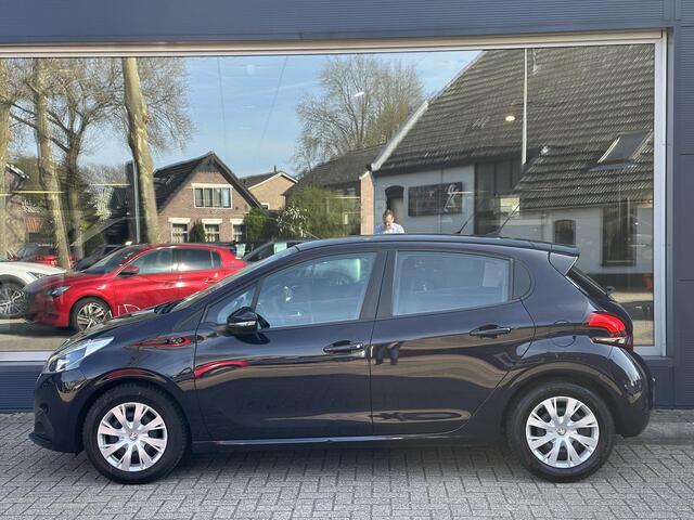Peugeot 208 1.2 Blue Lion 82 PK | Nieuw Geleverde 1e Eigenaarsauto Volledig Thalen Onderhouden | Trekhaak 1150 KG | Navigatie | Airco | Parkeersensoren | LED Dagrijverlichting | Cruise Control | Middenarmsteun |