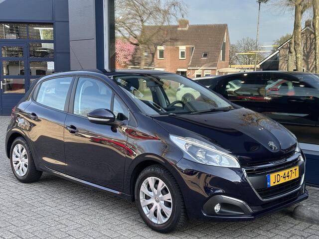 Peugeot 208 1.2 Blue Lion 82 PK | Nieuw Geleverde 1e Eigenaarsauto Volledig Thalen Onderhouden | Trekhaak 1150 KG | Navigatie | Airco | Parkeersensoren | LED Dagrijverlichting | Cruise Control | Middenarmsteun |