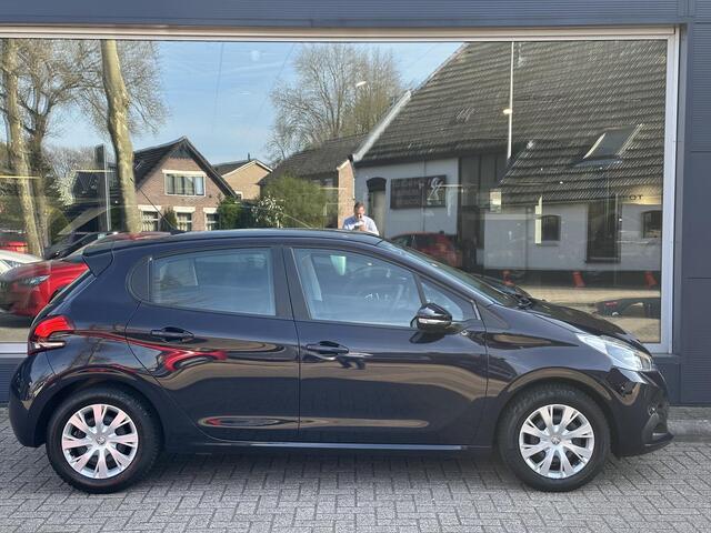 Peugeot 208 1.2 Blue Lion 82 PK | Nieuw Geleverde 1e Eigenaarsauto Volledig Thalen Onderhouden | Trekhaak 1150 KG | Navigatie | Airco | Parkeersensoren | LED Dagrijverlichting | Cruise Control | Middenarmsteun |