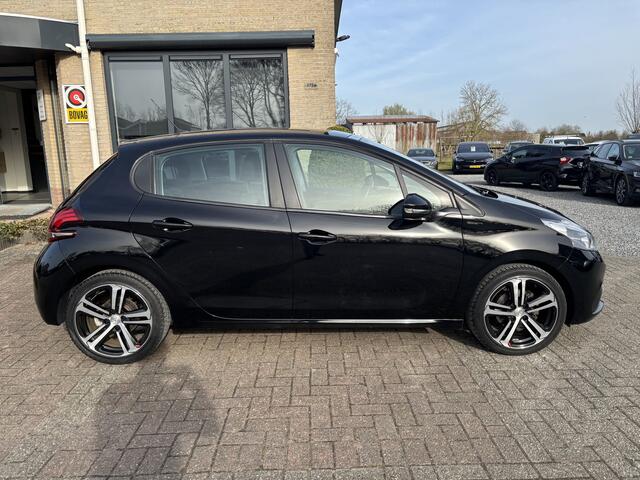 Peugeot 208 5DRS 1.2 Signature All-Seasons / Panoramadak / LM-Velgen 17"