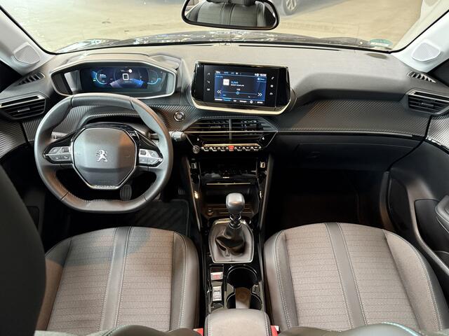 Peugeot 208 1.2 PT 100pk Allure Pack | Apple Carplay | ACC | Stoelverwarming | 360 Camera | PDC | Dealer Onderhouden!