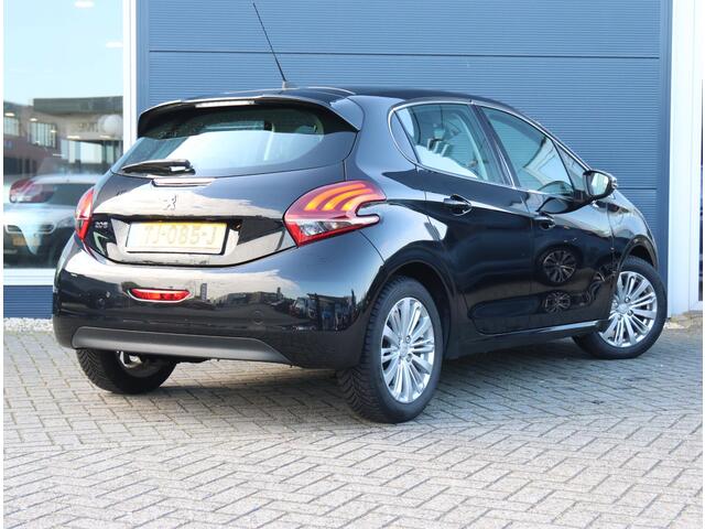 Peugeot 208 1.2 82PK Allure | Apple Carplay & Android Auto | Climate airco | Navigatie | Parkeersensoren | Armsteun |