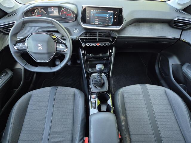 Peugeot 208 1.2 PureTech 100 Allure Handgeschakeld / Stoelverwarming / Keyless Entry/Start / Rondomzicht camera / Navigatie via Apple Carplay of Android Auto / Lichtmetalen wielen 16" /