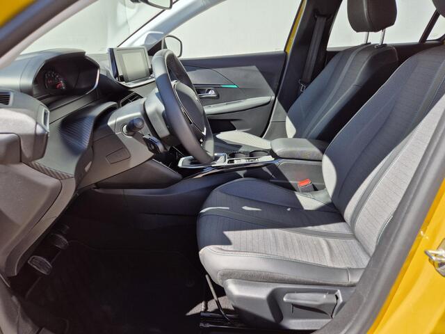 Peugeot 208 1.2 PureTech 100 Allure Handgeschakeld / Stoelverwarming / Keyless Entry/Start / Rondomzicht camera / Navigatie via Apple Carplay of Android Auto / Lichtmetalen wielen 16" /