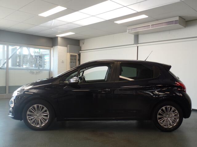 Peugeot 208 1.2 PureTech Signature, Dealer onderhouden, Navigatie, Cruise controle, Airco, Elek ramen, Lm velgen 16'', Pdc, Trekhaak, 49.000km Uniek!! Bovag afleverpakket 695,-