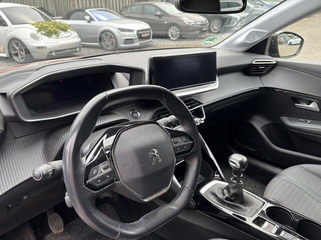 Peugeot 208 5DRS 1.2 Blue Lease Allure Trekhaak / Camera / Carplay