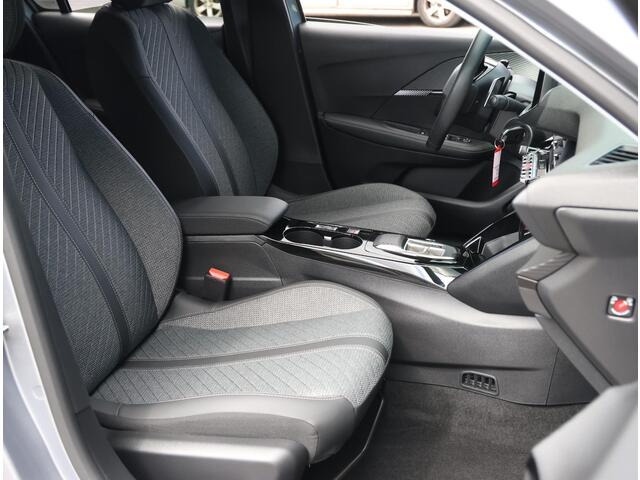 Peugeot 208 Hybrid 100PK e-DCS6 Allure | Camera | Parkeersensoren | Voorstoelen Verwarmd | LED | Lederen Stuurwiel | Climate Control | Adaptive Cruise Control | 16" LMV | Apple Carplay/Android Auto |