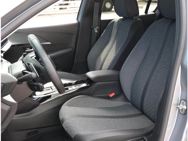 Peugeot 208 Hybrid 100PK e-DCS6 Allure | Camera | Parkeersensoren | Voorstoelen Verwarmd | LED | Lederen Stuurwiel | Climate Control | Adaptive Cruise Control | 16" LMV | Apple Carplay/Android Auto |