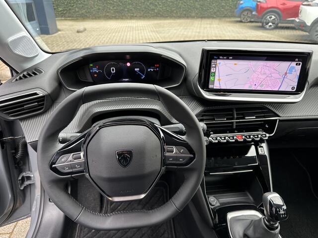 Peugeot 208 1.2 Turbo 100 PK Allure | Bouwjaar 2025 | ¤ 5.750 DEMO Voordeel | Navigatie via Telefoon | Stoelverwarming | 360 Graden Camera | Keyless Entry & Start | LED Verlichting | Climate Control | Dode Hoek Detectie | Voor + Achter Parkeersensoren | 16" Lichtmeta