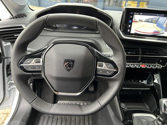 Peugeot 208 1.2 Turbo 100 PK Allure | Bouwjaar 2025 | ¤ 5.750 DEMO Voordeel | Navigatie via Telefoon | Stoelverwarming | 360 Graden Camera | Keyless Entry & Start | LED Verlichting | Climate Control | Dode Hoek Detectie | Voor + Achter Parkeersensoren | 16" Lichtmeta