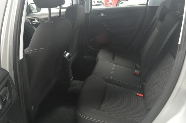 Peugeot 208 1.2 PureTech Blue Lion // AIRCO // CRUISE // PDC // TREKHAAK // NAVI // CARPLAY //