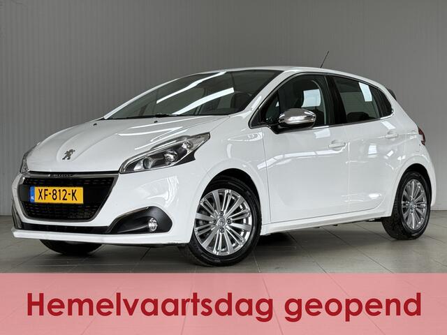 Peugeot 208 1.2 PureTech Blue Lease Allure/ D-Riem verv: 96.000 KM!/ Apple + Android/ DAB+/ 16'' LMV/ Navi/ Clima/ Cruise/ Elek. pakket/ Isofix/ Bluetooth/ Multi. LEDER. Stuur/ Mistl./ PDC/ Dakspoiler.