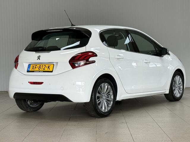 Peugeot 208 1.2 PureTech Blue Lease Allure/ D-Riem verv: 96.000 KM!/ Apple + Android/ DAB+/ 16'' LMV/ Navi/ Clima/ Cruise/ Elek. pakket/ Isofix/ Bluetooth/ Multi. LEDER. Stuur/ Mistl./ PDC/ Dakspoiler.