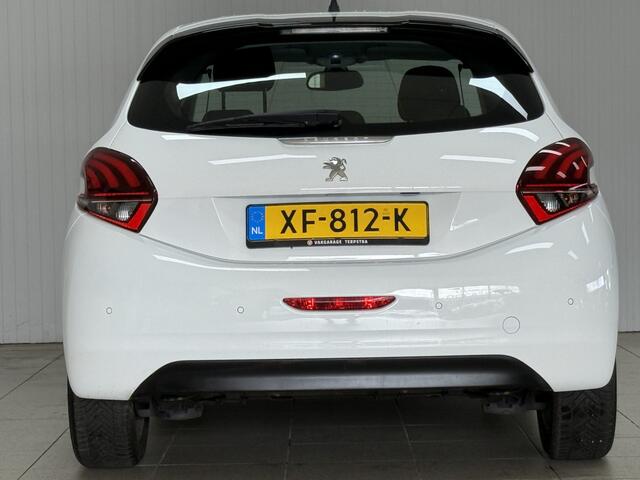 Peugeot 208 1.2 PureTech Blue Lease Allure/ D-Riem verv: 96.000 KM!/ Apple + Android/ DAB+/ 16'' LMV/ Navi/ Clima/ Cruise/ Elek. pakket/ Isofix/ Bluetooth/ Multi. LEDER. Stuur/ Mistl./ PDC/ Dakspoiler.
