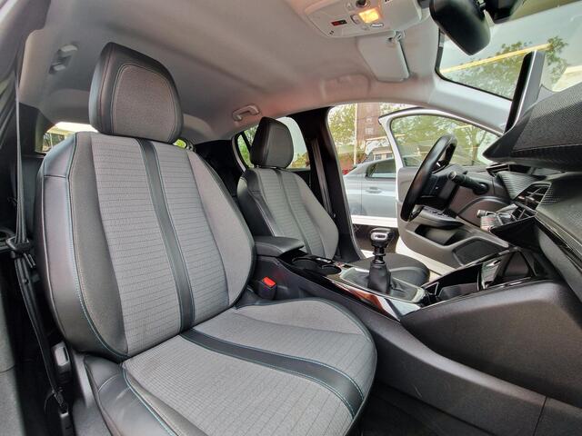 Peugeot 208 1.2T 100pk Allure | Cruise & Climate control | Navigatie | Achteruitrijcamera | Parkeersensoren achter | LMV | Full LED