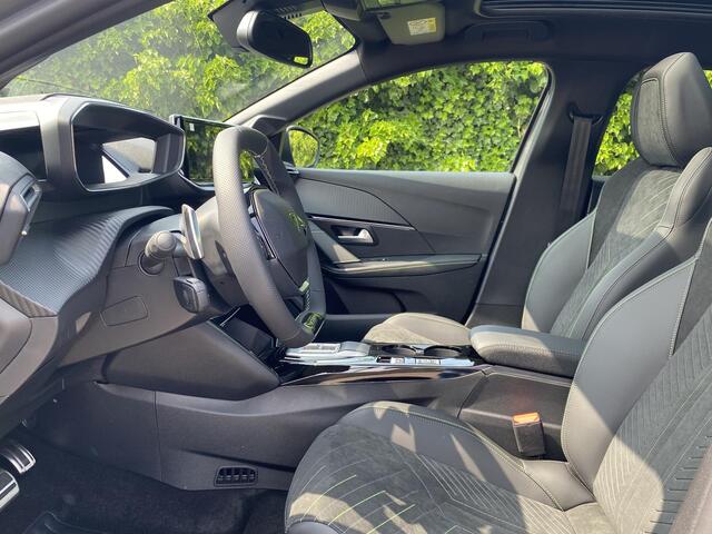Peugeot 208 Hybrid 136 e-DCS6 GT | NIEUW | Massagestoel | Panoramadak | Camera voor + achter | Navi | Stoelverwarming | Adaptieve Cruise Control