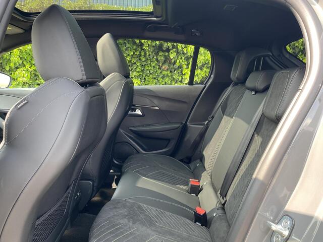 Peugeot 208 Hybrid 136 e-DCS6 GT | NIEUW | Massagestoel | Panoramadak | Camera voor + achter | Navi | Stoelverwarming | Adaptieve Cruise Control