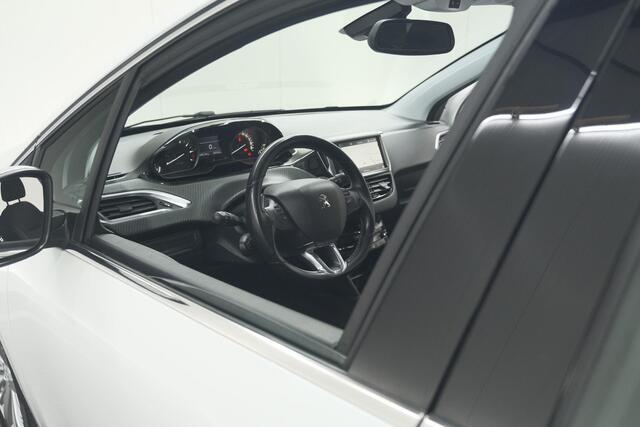 Peugeot 208 PureTech 82 Blue Lease Executive | Parkeersensoren | Navigatie | Apple Carplay | Climate Control