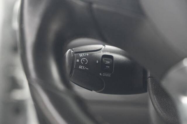 Peugeot 208 PureTech 82 Blue Lease Executive | Parkeersensoren | Navigatie | Apple Carplay | Climate Control