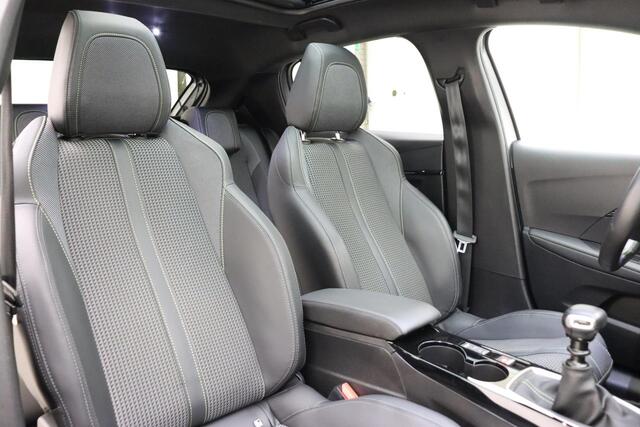 Peugeot 208 1.2 PureTech GT-Line | trekhaak | Panorama Dak | Dodehoek Detectie | Keyless Entree | Parkeer Sensoren Rondom | Navigatie | Parkeer Camera Achter | Start/Stop knop |