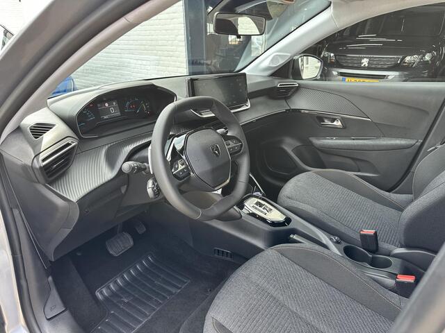 Peugeot 208 1.2 Hybrid 110 PK Style | Automaat | Nieuw Model 2025! | Hybride Elektrisch rijden met Automaat | Navigatie via Telefoon | LED Verlichting | Apple Carplay/Android Auto | Cruise Control | Stoelverwarming |