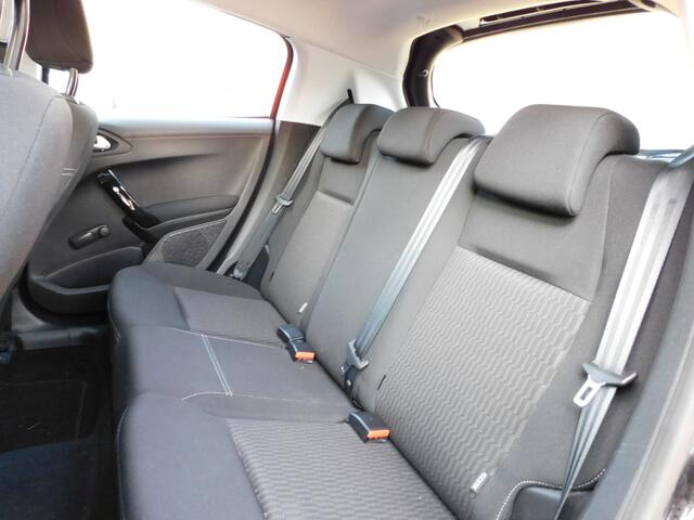 Peugeot 208 1.2 PureTech Blue Lion CARPLAY/ANDROID! DEALER ONDERHOUDEN! FULLMAP NAVI! PARKEERSENSOREN! AIRCO! CRUISE!