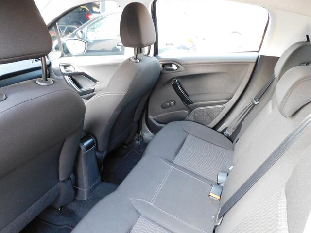 Peugeot 208 1.2 PureTech Blue Lion CARPLAY/ANDROID! DEALER ONDERHOUDEN! FULLMAP NAVI! PARKEERSENSOREN! AIRCO! CRUISE!