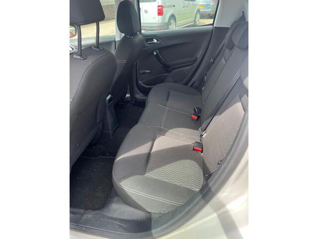 Peugeot 208 1.2 PureTech Blue Lion airco navi parkeersensoren