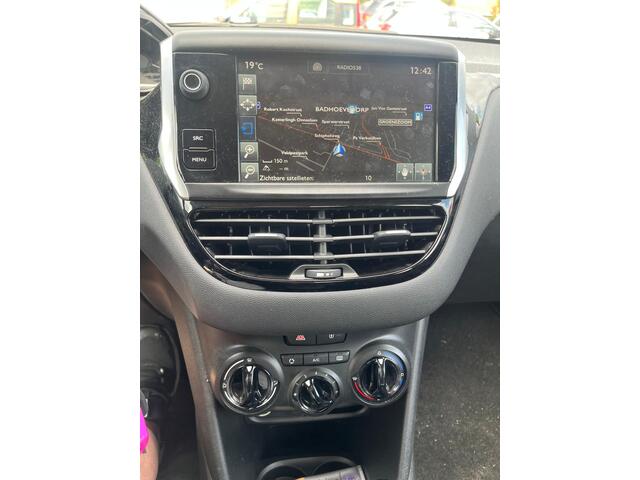 Peugeot 208 1.2 PureTech Blue Lion airco navi parkeersensoren