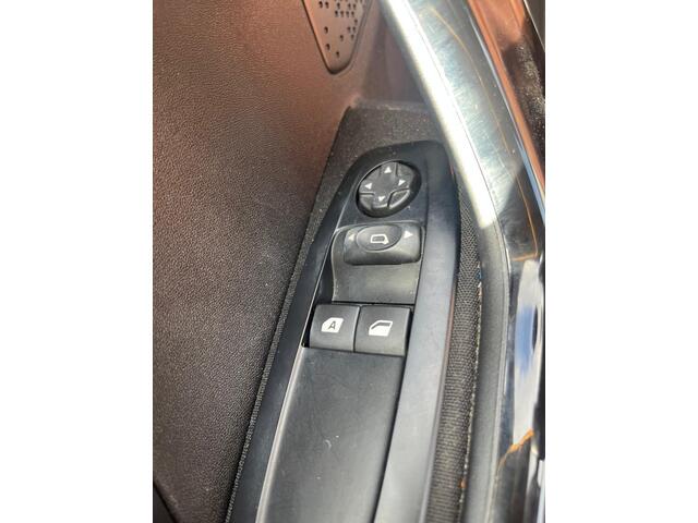 Peugeot 208 1.2 PureTech Blue Lion airco navi parkeersensoren