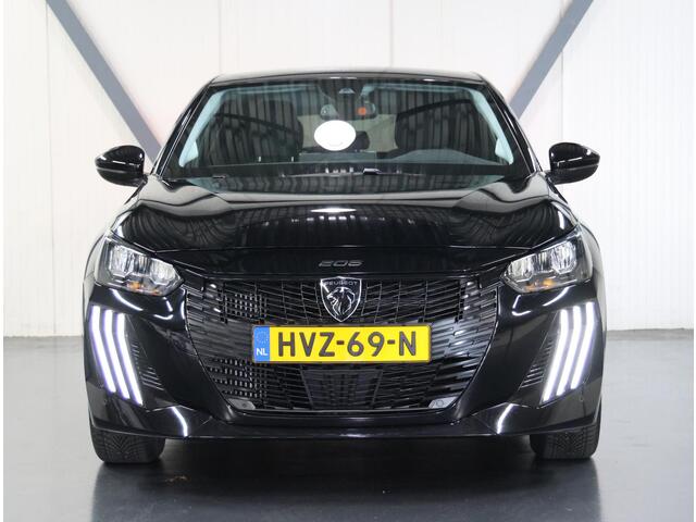 Peugeot 208 100PK Allure | AppleCarplay/Android Auto | Parkeersensoren | FULL LED | Navigatie | Lederen Stuurwiel | Climate Control | Cruise Control | 16" LMV | Isofix | Privacy Glass |