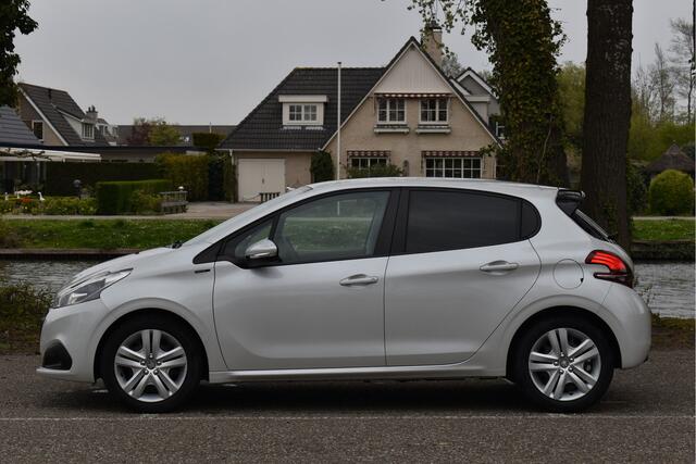 Peugeot 208 1.2 PureTech Signature NL-Auto, Parkeersensoren achter, Led verlichting, Apple/Android, Bluetooth Telefonie en Audio, Cruise Control, LM Velgen, Boekjes en NAP pas aanwezig.