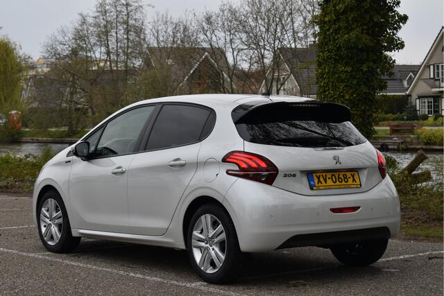 Peugeot 208 1.2 PureTech Signature NL-Auto, Parkeersensoren achter, Led verlichting, Apple/Android, Bluetooth Telefonie en Audio, Cruise Control, LM Velgen, Boekjes en NAP pas aanwezig.