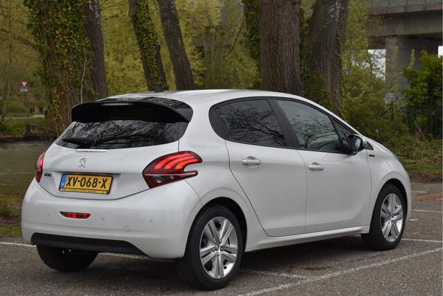 Peugeot 208 1.2 PureTech Signature NL-Auto, Parkeersensoren achter, Led verlichting, Apple/Android, Bluetooth Telefonie en Audio, Cruise Control, LM Velgen, Boekjes en NAP pas aanwezig.