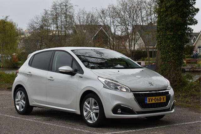Peugeot 208 1.2 PureTech Signature NL-Auto, Parkeersensoren achter, Led verlichting, Apple/Android, Bluetooth Telefonie en Audio, Cruise Control, LM Velgen, Boekjes en NAP pas aanwezig.