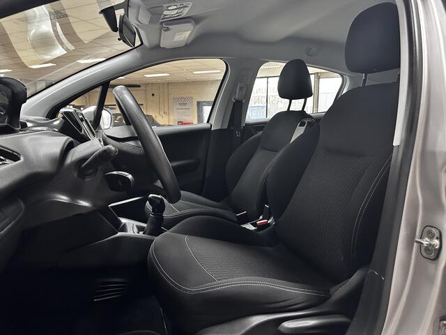 Peugeot 208 1.2 PureTech Blue Lion/ LED Dagrijverl/ Apple+Android/ DAB+/ Airco/ Navi/ Cruise/ Bluetooth/ Multi.Stuur/ Elek.Pakket/ Isofix/ PDC Achter.