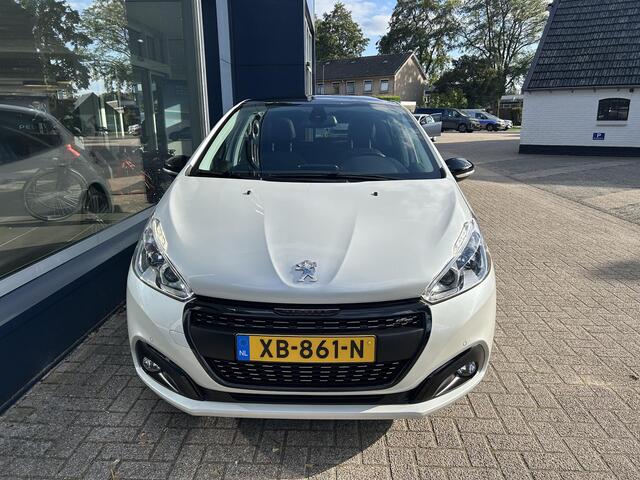 Peugeot 208 1.2 Turbo 110PK GT-line | Navigatie | 17 inch Lichtmetalen Velgen | Trekhaak 1150 KG | Climate Control | Parkeercamera en Sensoren | Panorama dak | Cruise Control | Mistlampen | LED Verlichting | Speciale Lak | Half Lederen Sportstoelen |