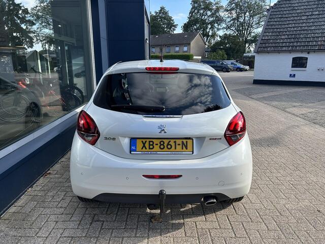 Peugeot 208 1.2 Turbo 110PK GT-line | Navigatie | 17 inch Lichtmetalen Velgen | Trekhaak 1150 KG | Climate Control | Parkeercamera en Sensoren | Panorama dak | Cruise Control | Mistlampen | LED Verlichting | Speciale Lak | Half Lederen Sportstoelen |
