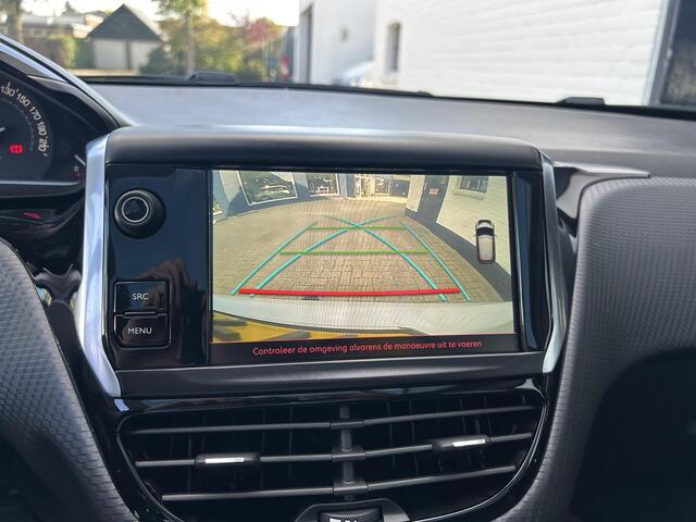 Peugeot 208 1.2 Turbo 110PK GT-line | Navigatie | 17 inch Lichtmetalen Velgen | Trekhaak 1150 KG | Climate Control | Parkeercamera en Sensoren | Panorama dak | Cruise Control | Mistlampen | LED Verlichting | Speciale Lak | Half Lederen Sportstoelen |