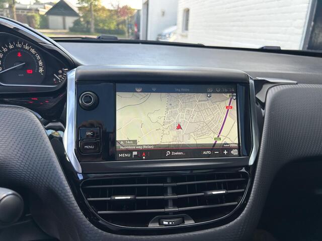 Peugeot 208 1.2 Turbo 110PK GT-line | Navigatie | 17 inch Lichtmetalen Velgen | Trekhaak 1150 KG | Climate Control | Parkeercamera en Sensoren | Panorama dak | Cruise Control | Mistlampen | LED Verlichting | Speciale Lak | Half Lederen Sportstoelen |
